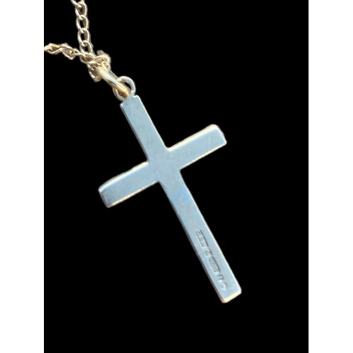 527 - AN ORNATE 9CT GOLD CROSS ON A 9CT GOLD CHAIN