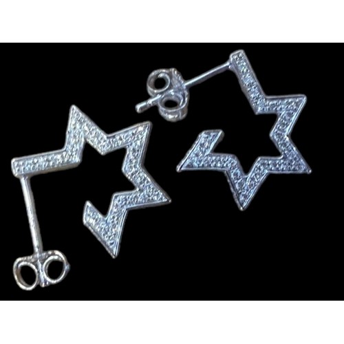 539 - 18ct DIAMOND SET STAR PATTERN EARRINGS FULL SET WITH DIAMONDS BOTH SIDES 2.49grm