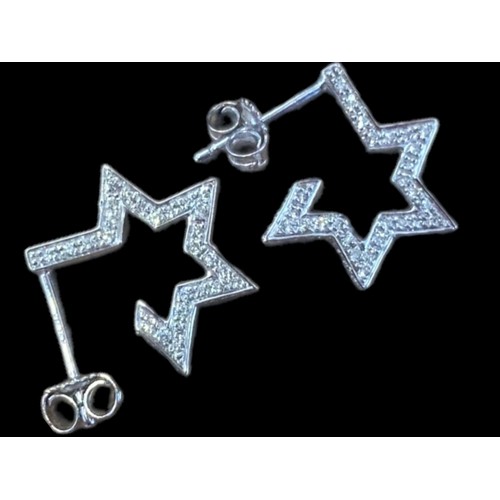 539 - 18ct DIAMOND SET STAR PATTERN EARRINGS FULL SET WITH DIAMONDS BOTH SIDES 2.49grm