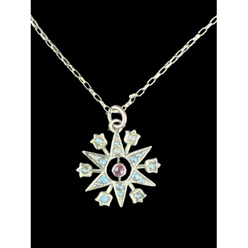 545 - A STUNNING DESINGER 9CT GOLD RUBY & SEED PEARL (WHITE & GREY) PENDANT ON A 9CT LINK CHAIN