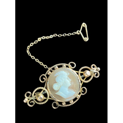 522 - A 9ct GOLD CAMEO BROOCH 4.5X2.5cm CENTRE ROUND CAMEO BALL AND ROPE PATTERN WITH SAFETY CHAIN AND MET... 