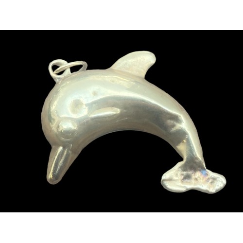 560 - A LARGE 9CT DOLPHIN PENDANT/CHARM (SLIGHT DENT) WEIGHS 2.12G