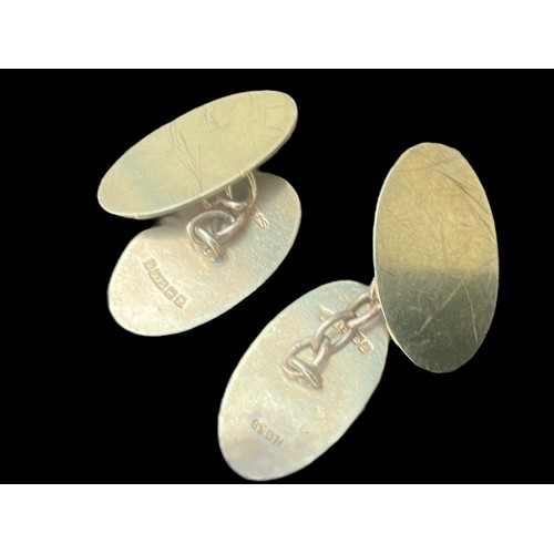 563 - A PAIR OF BEAUITIFUL OVAL 9CT GOLD CUFFLINKS