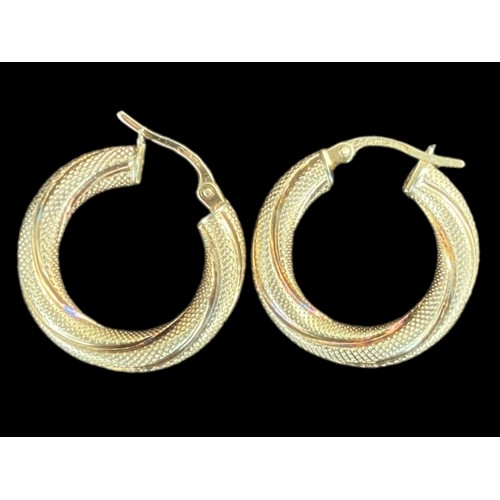 565 - 9ct GOLD EARRINGS 2.5cm HOOP PATTERN TWIST 2.49grm