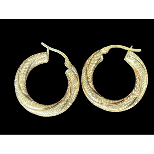 565 - 9ct GOLD EARRINGS 2.5cm HOOP PATTERN TWIST 2.49grm