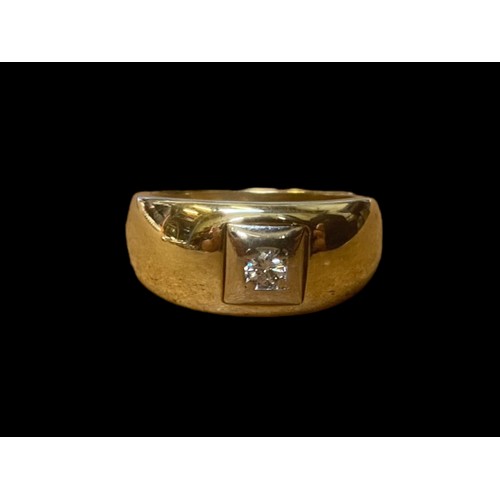 566 - A 14ct (585) GOLD BROAD BAND RING CENTRE DIAMOND 0.15ct  SIZE T 9.8grm