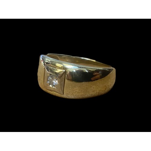 566 - A 14ct (585) GOLD BROAD BAND RING CENTRE DIAMOND 0.15ct  SIZE T 9.8grm