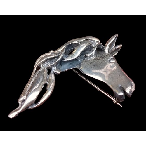 493 - A SILVER BROOCH/PENDANT DISPLAYING A HORSES HEAD 18.8G 2