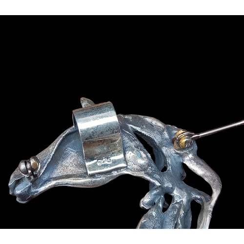 493 - A SILVER BROOCH/PENDANT DISPLAYING A HORSES HEAD 18.8G 2