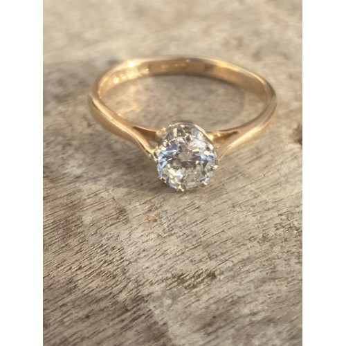 552A - AN 18ct GOLD ,DIAMOND SOLITAIRE (0.60ct) RING  BOXED