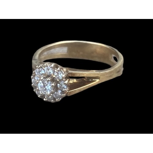 540A - A BEAUTIFUL 18ct DIAMOND CLUSTER RING (0.4ct) WITH INSURANCE VALUATION OF £2000