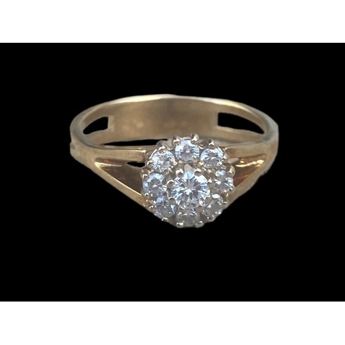 540A - A BEAUTIFUL 18ct DIAMOND CLUSTER RING (0.4ct) WITH INSURANCE VALUATION OF £2000