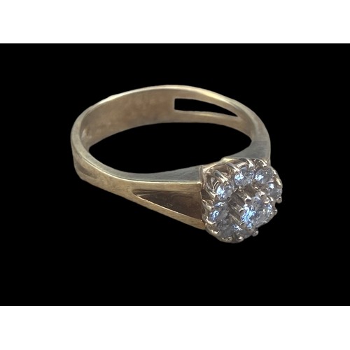 540A - A BEAUTIFUL 18ct DIAMOND CLUSTER RING (0.4ct) WITH INSURANCE VALUATION OF £2000