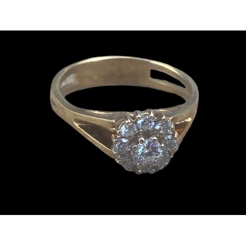 540A - A BEAUTIFUL 18ct DIAMOND CLUSTER RING (0.4ct) WITH INSURANCE VALUATION OF £2000