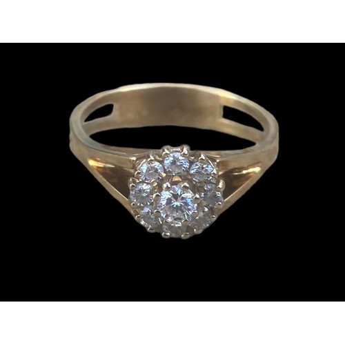 540A - A BEAUTIFUL 18ct DIAMOND CLUSTER RING (0.4ct) WITH INSURANCE VALUATION OF £2000