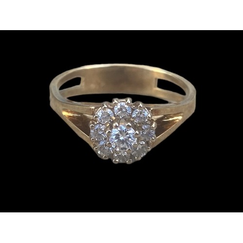 540A - A BEAUTIFUL 18ct DIAMOND CLUSTER RING (0.4ct) WITH INSURANCE VALUATION OF £2000