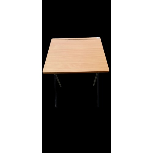 16 - A LOT OF 7 FOLDING DESK/TABLES