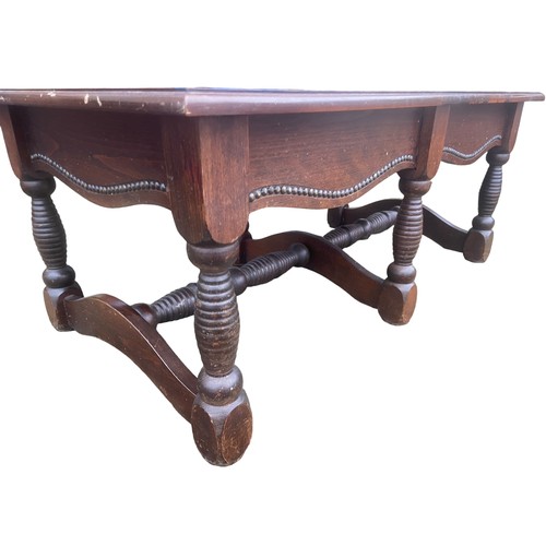 85 - A SOLID MAHOGANY COFFEE TABLE WITH A STRECHER BASE