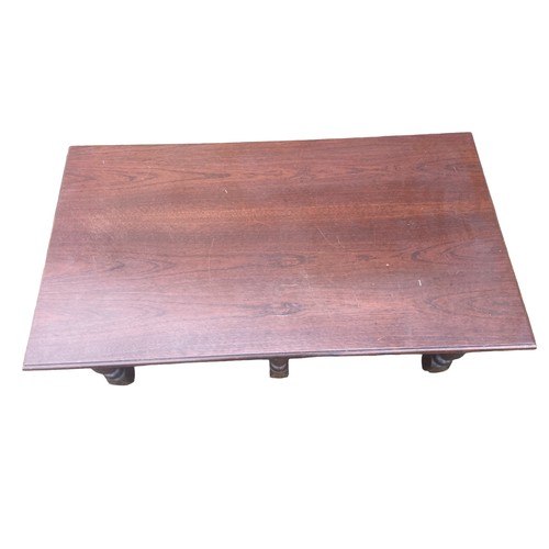 85 - A SOLID MAHOGANY COFFEE TABLE WITH A STRECHER BASE