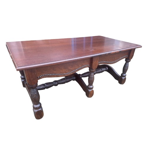 85 - A SOLID MAHOGANY COFFEE TABLE WITH A STRECHER BASE