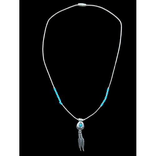 168 - A SILVER & TURQUOISE SET NECKLACE IN A NATIVE AMERICAN STYLE