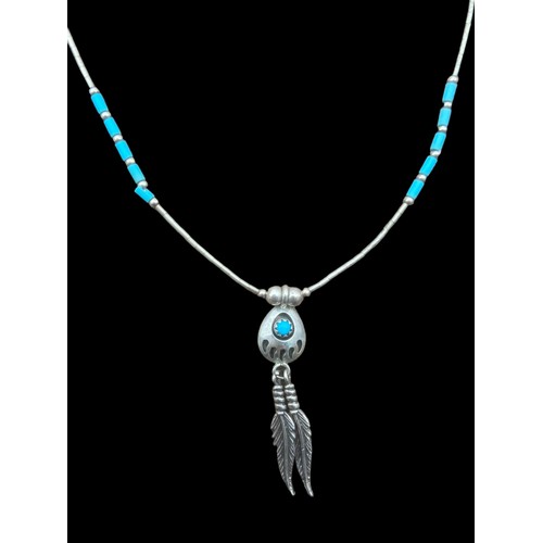 168 - A SILVER & TURQUOISE SET NECKLACE IN A NATIVE AMERICAN STYLE