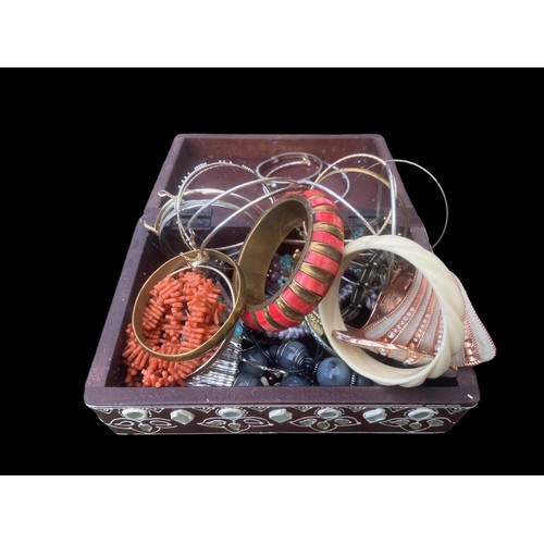 18 - A JEWELLERY BOX AND CONTENTS TO INCLUDE ASSORTED BANGLES VINTAAGE NECKLACE ETC