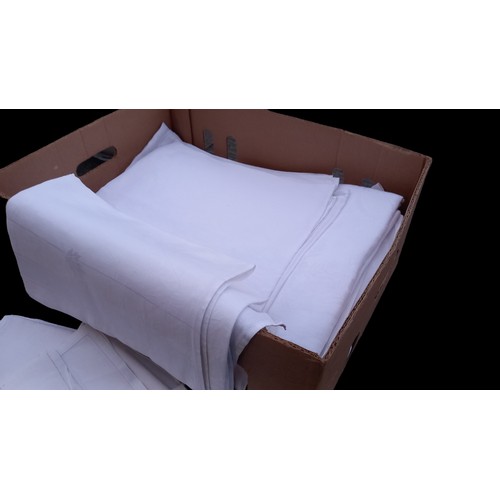 710 - BOX OF DAMASK TABLE CLOTHS AND NAPKINS