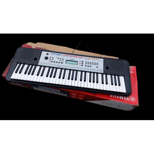 50 - YAMAHA KEYBOARD