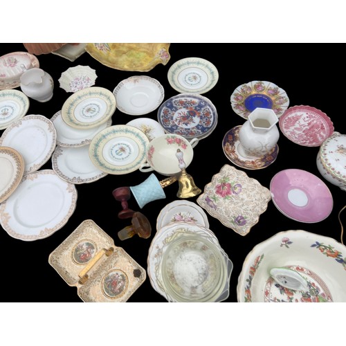 69 - A GOOD MIXED TABLE LOT TO INCLUDE ROYAL ALBERT,COALPORT,ROYAL DOULTON