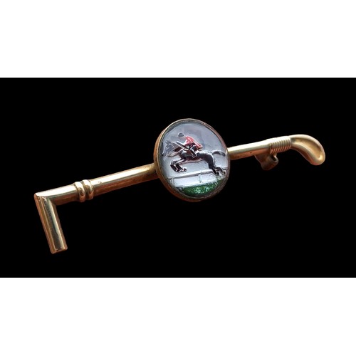 155 - A YELLOW METAL HORSE JUMPER RIDING CROP BROOCH