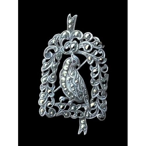 179 - A SILVER NARCASITE SINGING  BIRD BROOCH