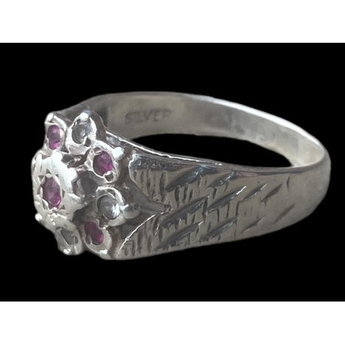 182 - AN ORNATE SILVER RING SET WITH PINK & WHITE STONES