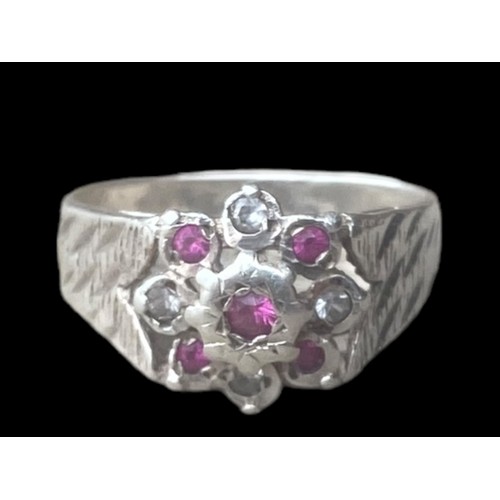 182 - AN ORNATE SILVER RING SET WITH PINK & WHITE STONES