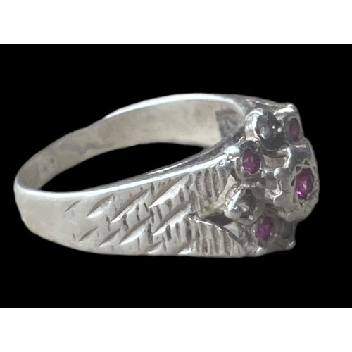 182 - AN ORNATE SILVER RING SET WITH PINK & WHITE STONES