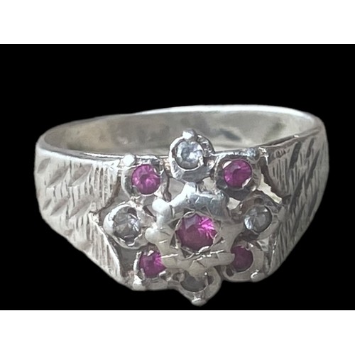 182 - AN ORNATE SILVER RING SET WITH PINK & WHITE STONES