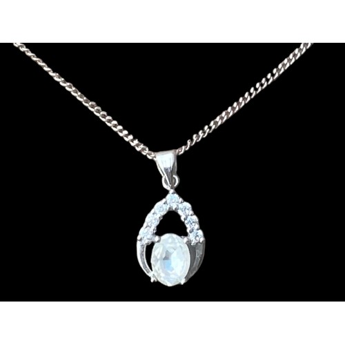 184 - A SILVER DESIGNER STYLE GEM SET PENDANT ON A SILVER CHAIN