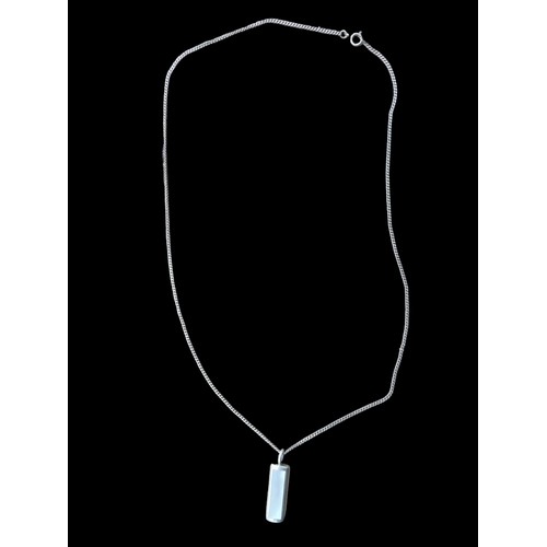 187 - A SILVER MOTHER OF PEARL BAR PENDANT ON A SILVER CHAIN