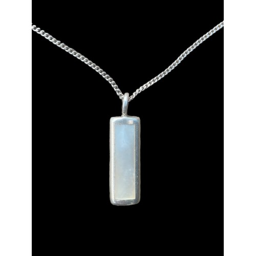 187 - A SILVER MOTHER OF PEARL BAR PENDANT ON A SILVER CHAIN