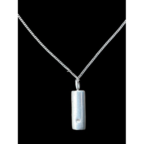 187 - A SILVER MOTHER OF PEARL BAR PENDANT ON A SILVER CHAIN