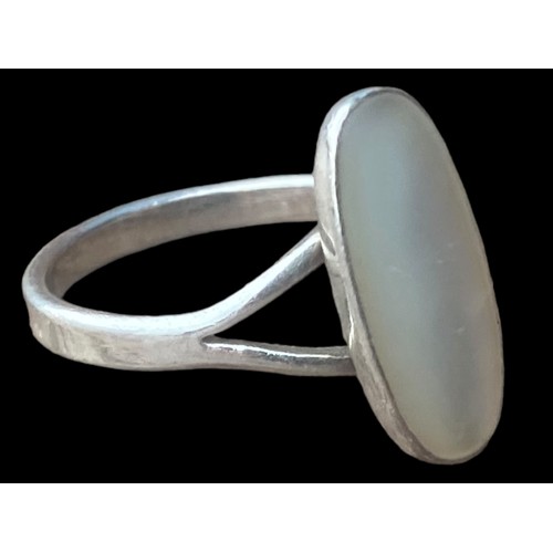 188 - AN ORNATE SILVER MOTHER OF PEARL SET RING