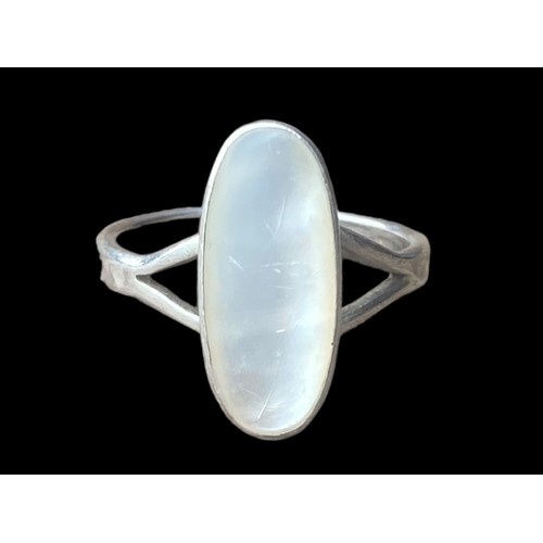 188 - AN ORNATE SILVER MOTHER OF PEARL SET RING