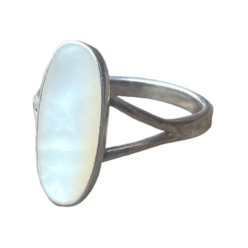 188 - AN ORNATE SILVER MOTHER OF PEARL SET RING