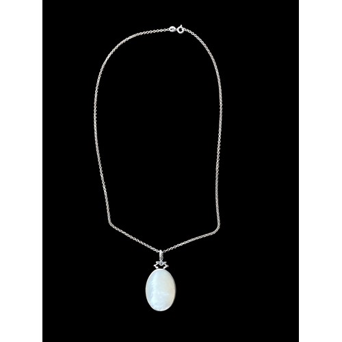 193 - A LARGE SILVER MOTHER OF PEARL PENDANT ON A SILVER CHAIN