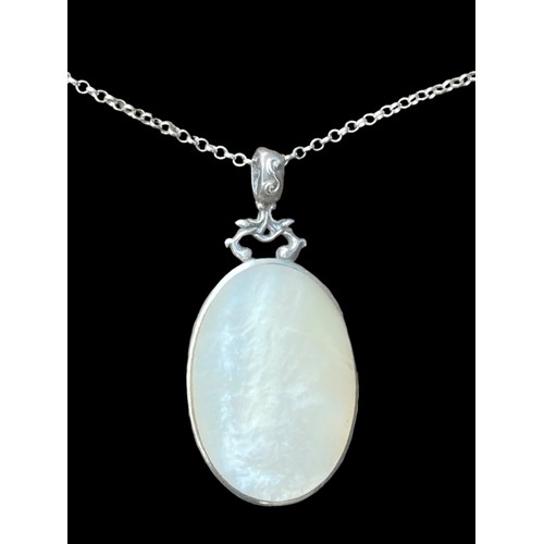 193 - A LARGE SILVER MOTHER OF PEARL PENDANT ON A SILVER CHAIN