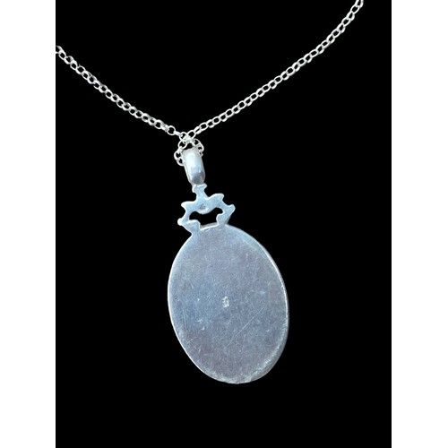 193 - A LARGE SILVER MOTHER OF PEARL PENDANT ON A SILVER CHAIN