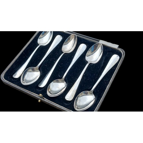 195 - A CASED SET OF SILVER 1928 TEASPOONS BY BAKER BROS