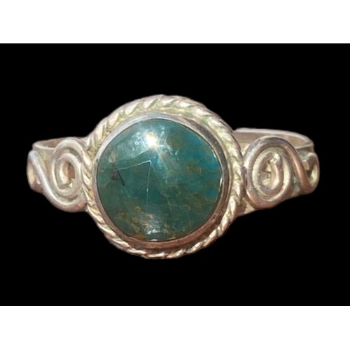 202 - A STUNNING ORNATE NATURAL GREEN STONE SILVER CELTIC RING