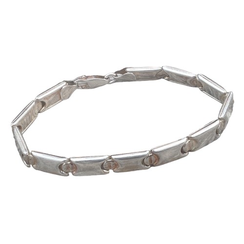 168 - A QUALITY SILVER BRACELET WITH A SCREW DESIGN