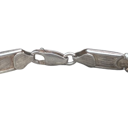 168 - A QUALITY SILVER BRACELET WITH A SCREW DESIGN